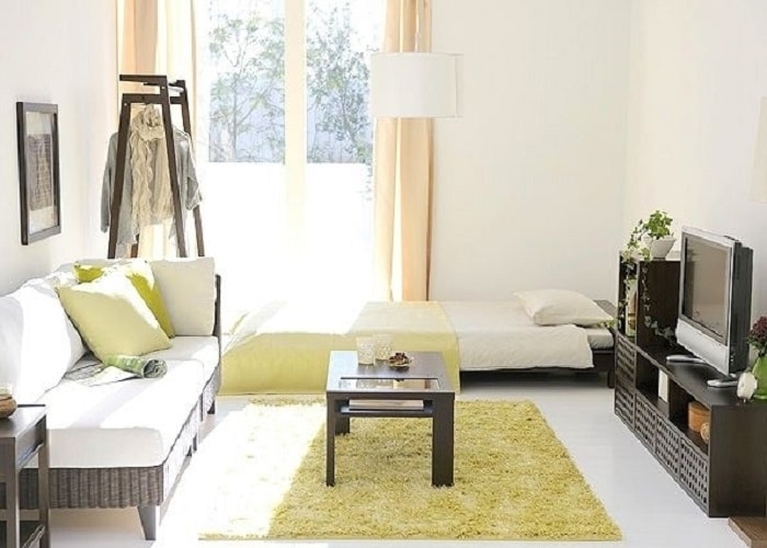 日当たりが良い部屋と淡い色のカーテン